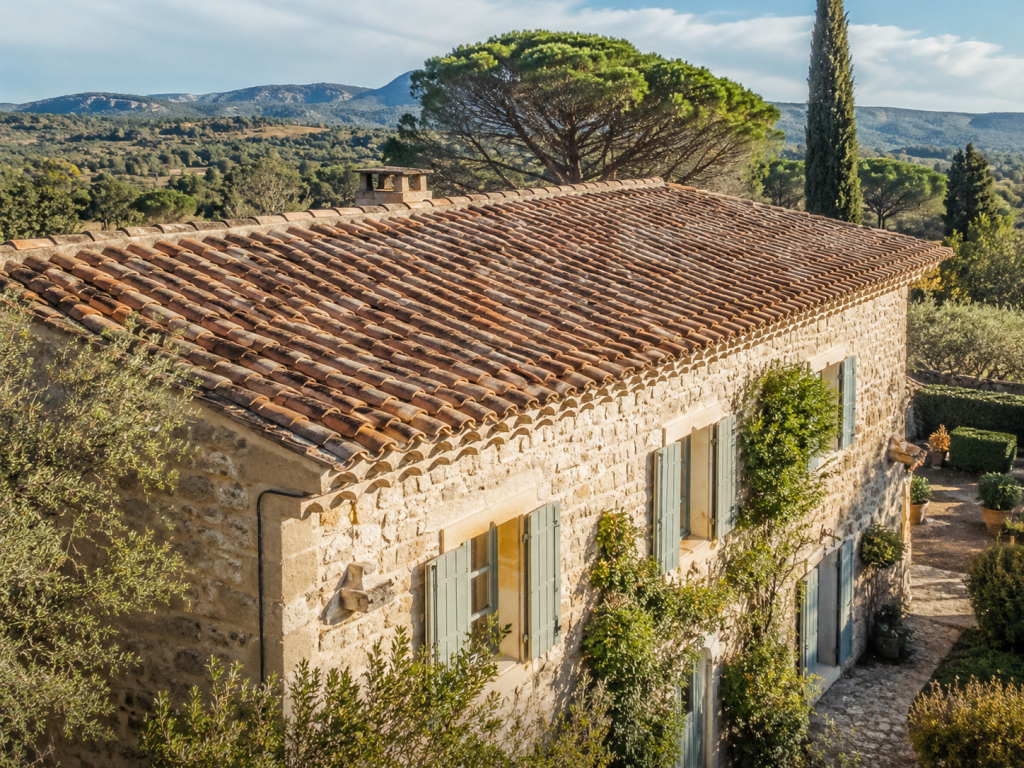 Un mas provençal traditionnel et sa génoise