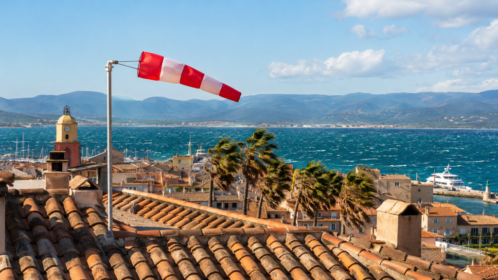 Toitures en tuiles sur la Côte Varoise exposées au mistral, avec vue sur le littoral méditerranéen