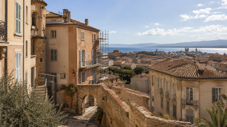 Ravalement de façade en zone ABF dans un centre historique méditerranéen entre Fréjus, Saint-Tropez et Antibes